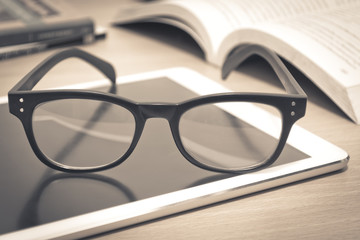 人体俯卧撑时的杠杆原理示意